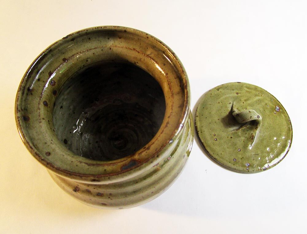 Speckled sandstone pot with lid