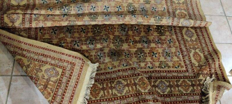 Wool carpet from SIN KIANG, entirely handmade in China, Turkestan.