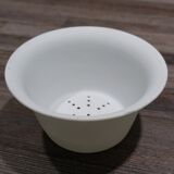 Singer tea cup with built-in tea filter