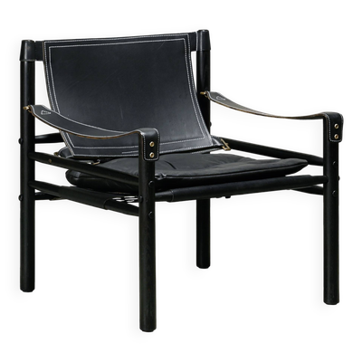 Fauteuil de salon Sirocco Safari Arne Norell en cuir noir et frêne teinté.