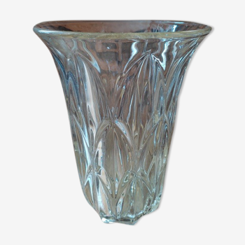 Vase en verre moulé ciselé