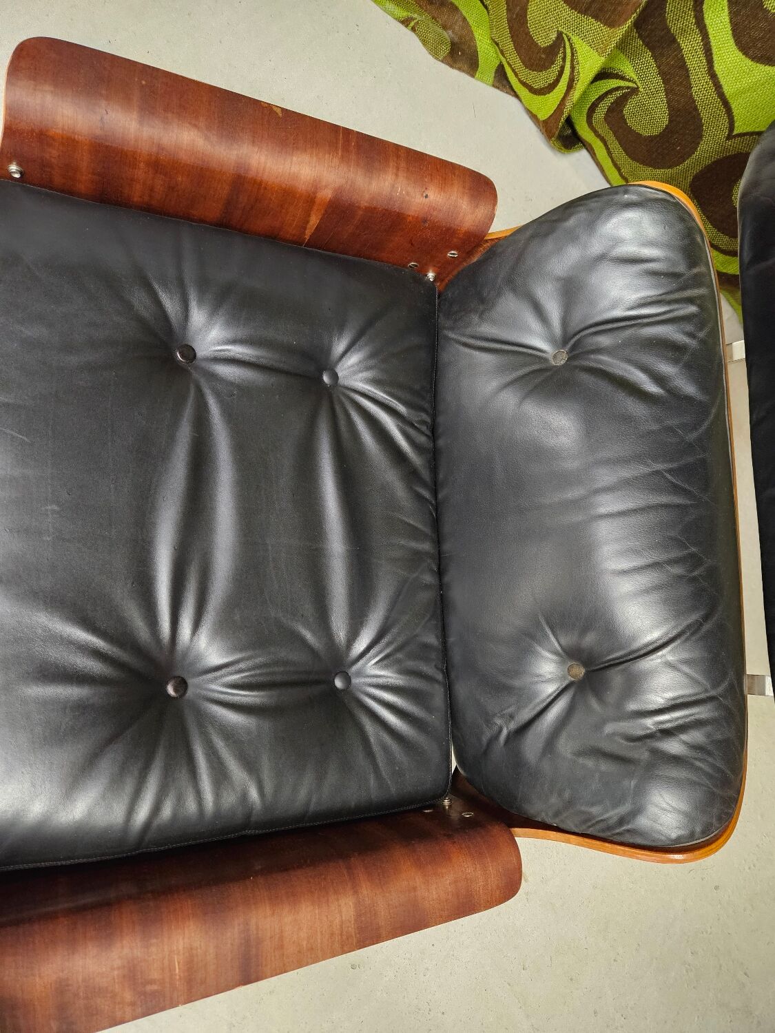 Fauteuil lounge cuir noir 1970 vintage