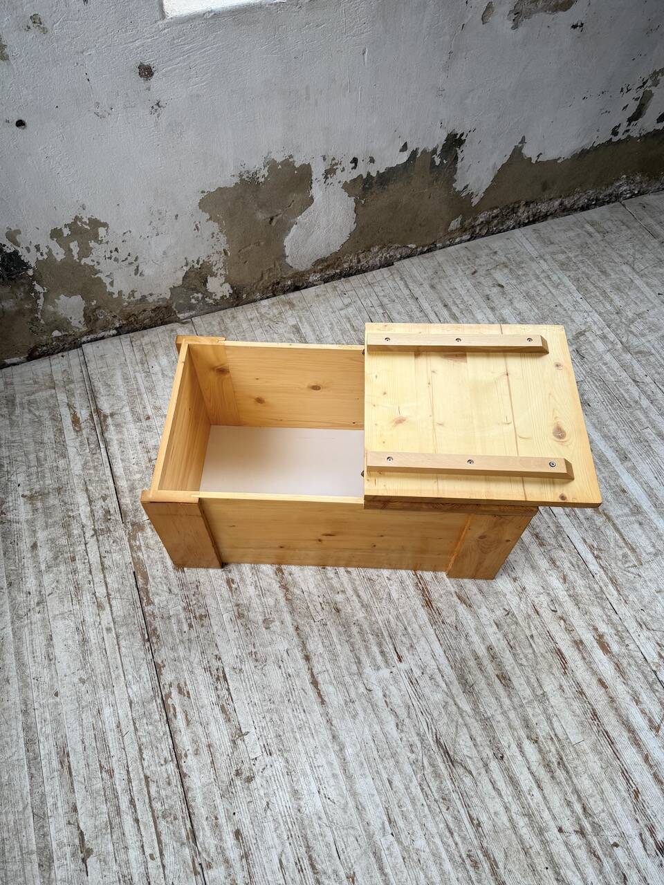 Chest or coffee table Perriand Les Arcs 1800