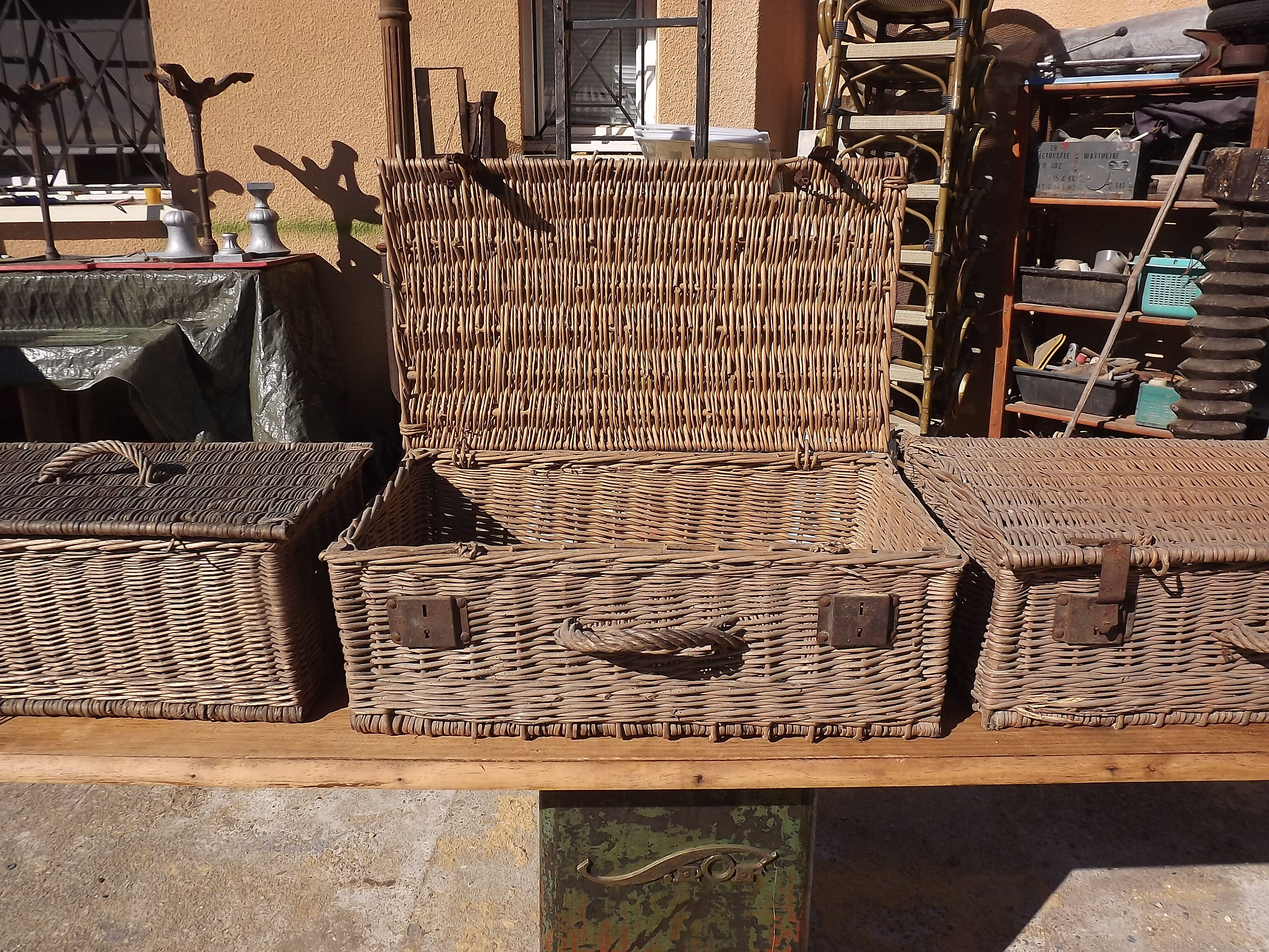 3 panières, old Wicker suitcases