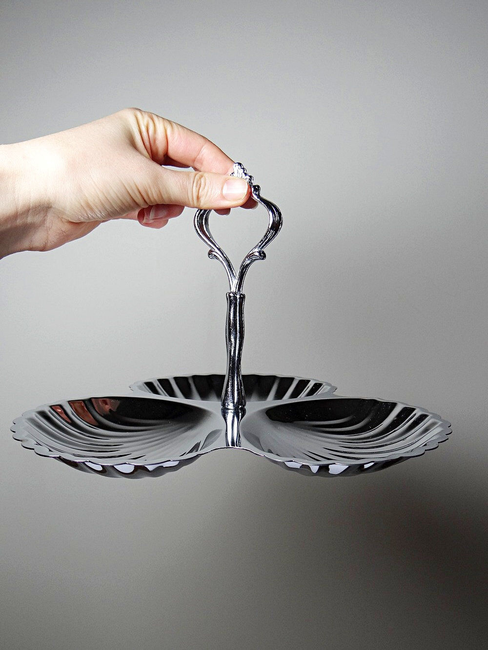 Vintage three-bowl server in silver-plated metal, shell decoration 1970-80.