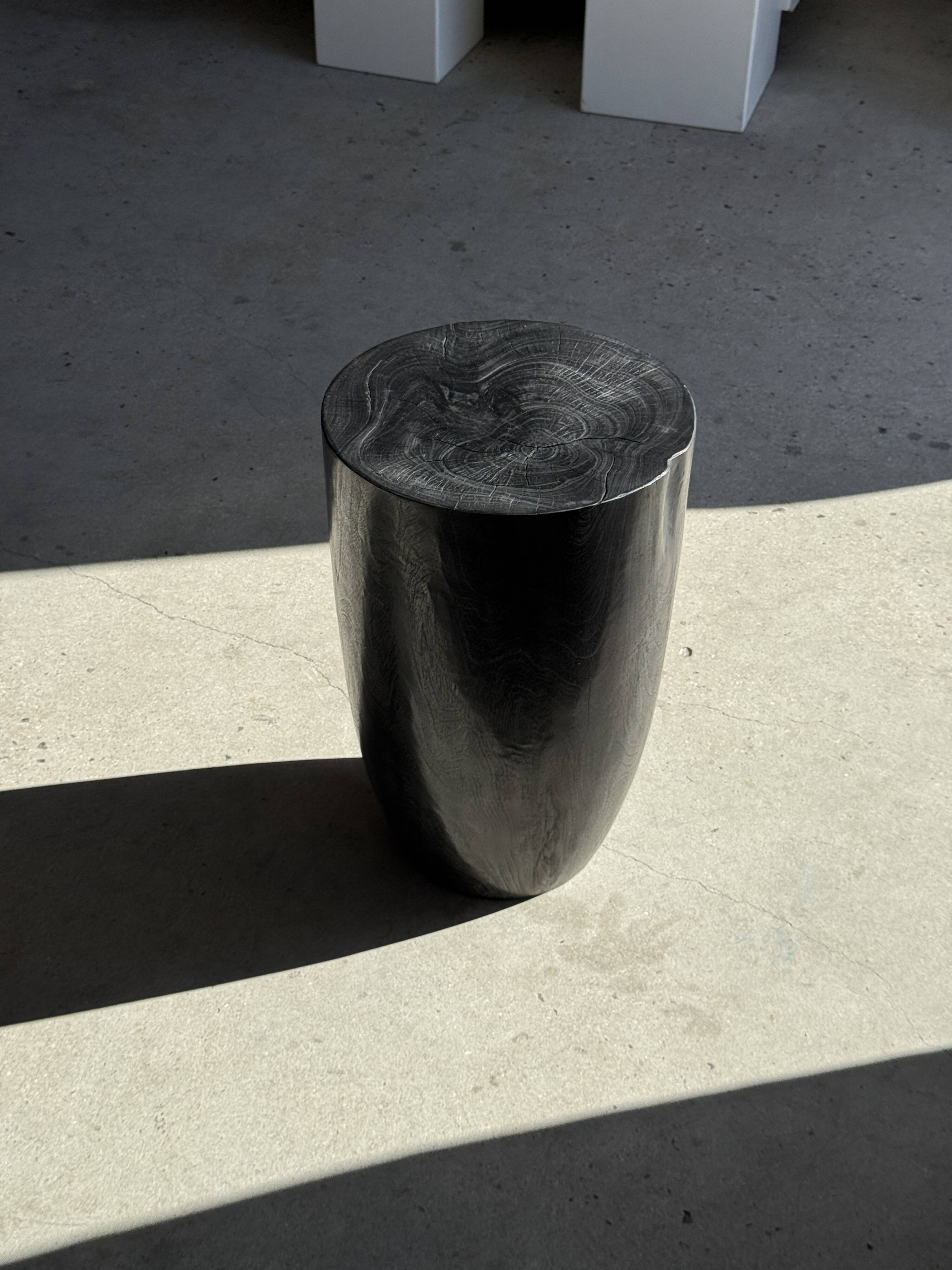 Stool, side table, end table in solid mango wood, cylindrical.
