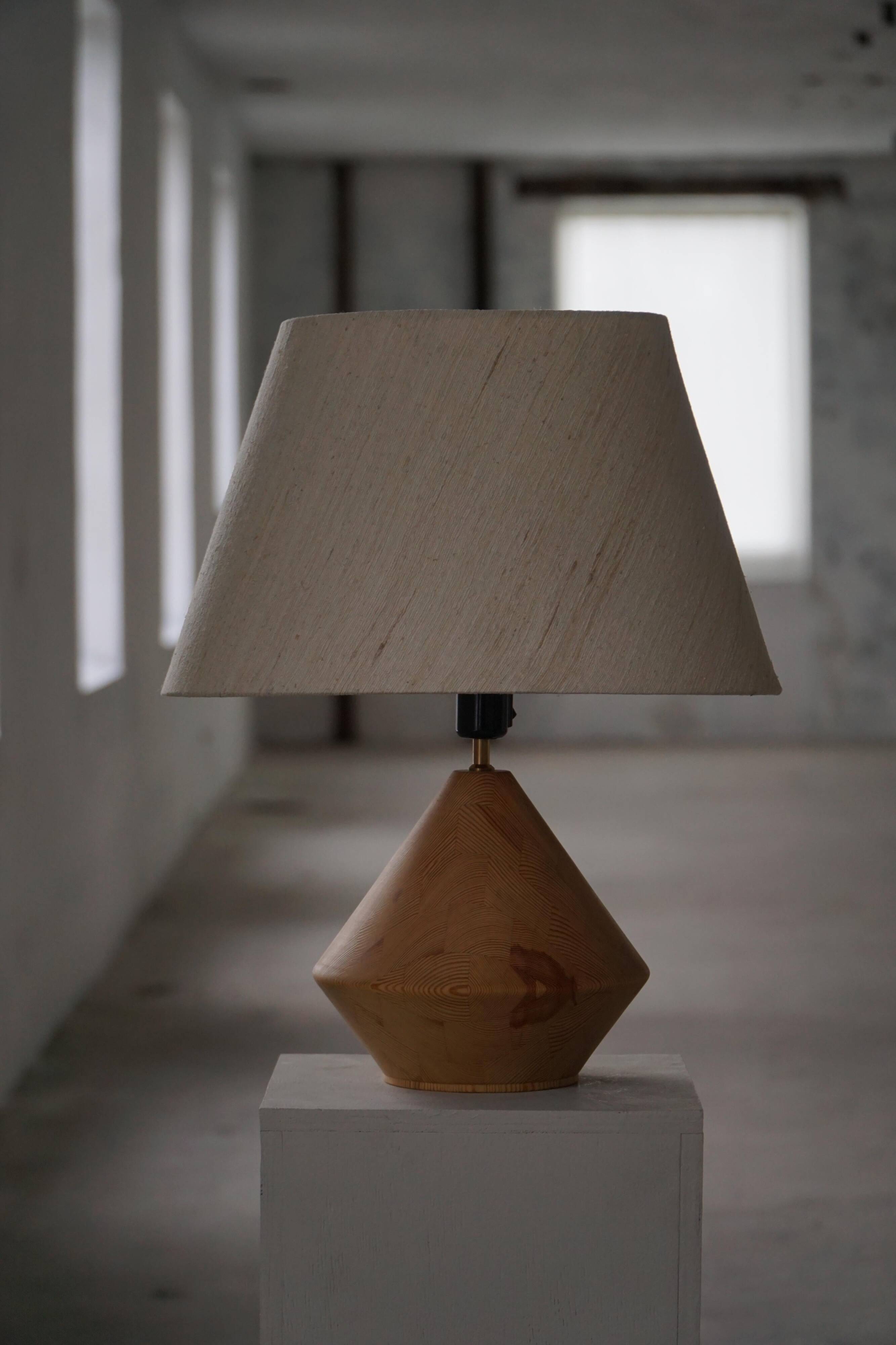 Sculptural Danish modern table lamp in wood by Kirk, 1980s.