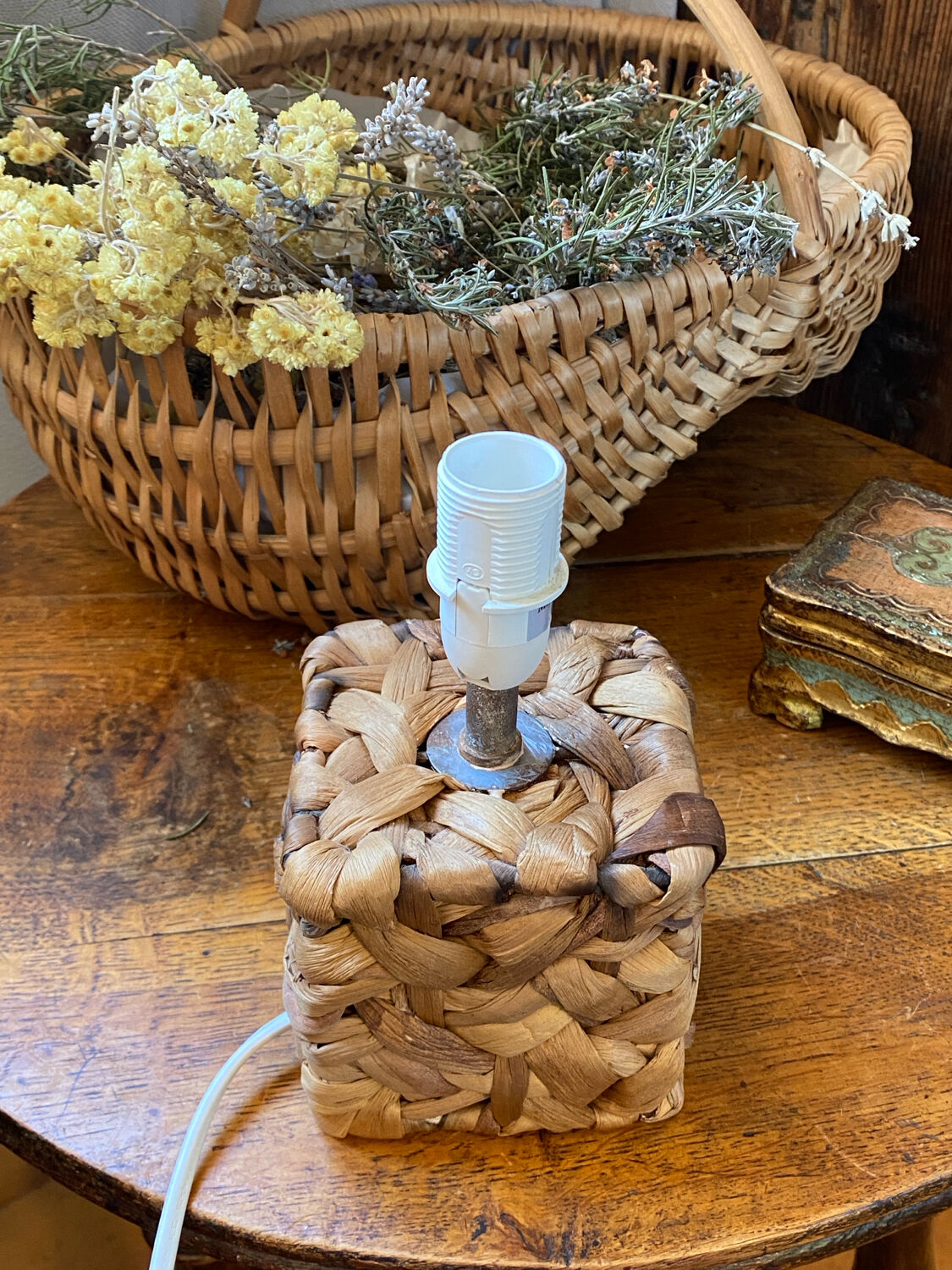 Lamp, natural weaving in water hyacinth fibre.