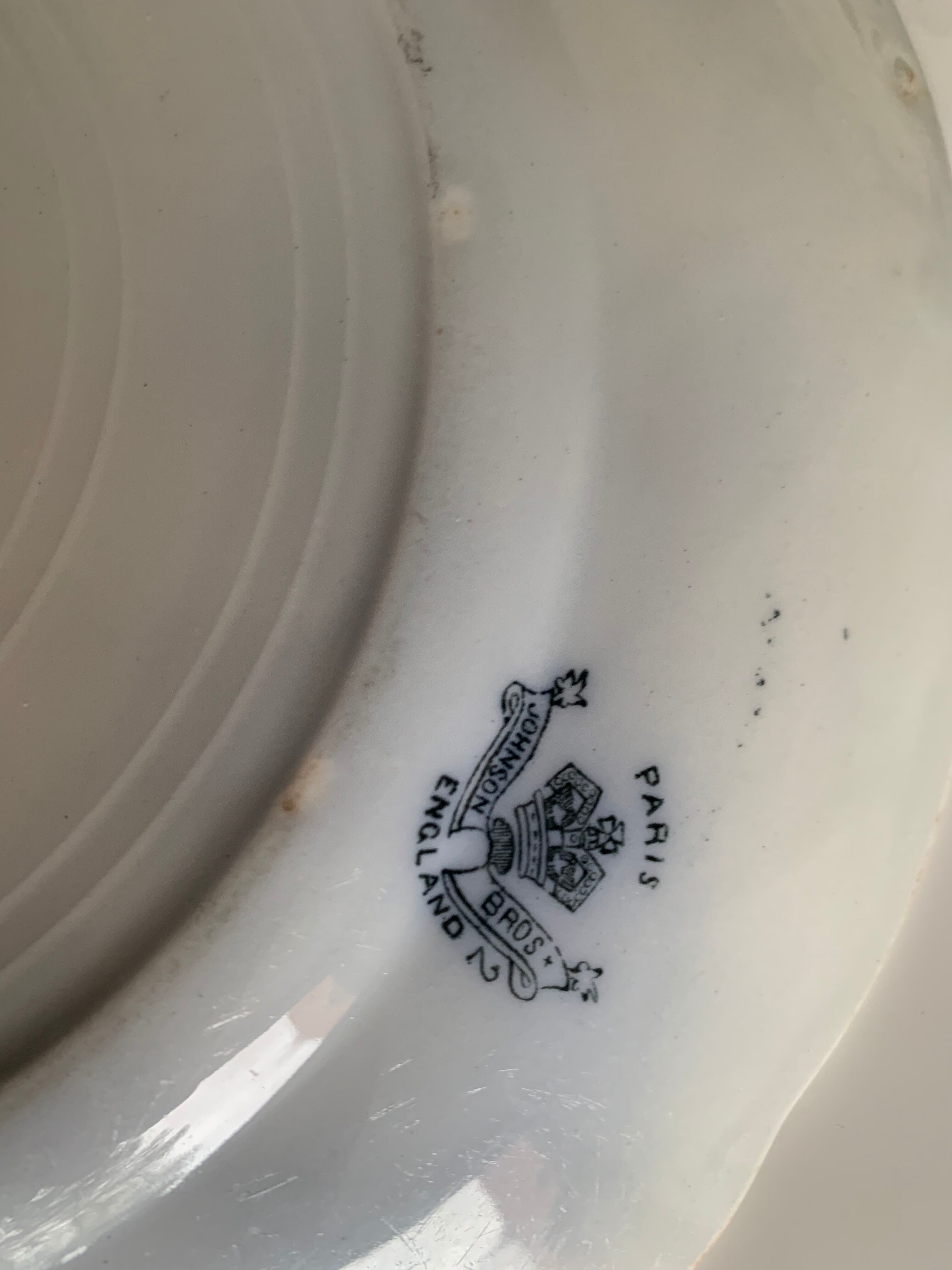 Set of seven flat plates in Johnson Bros English porcelain