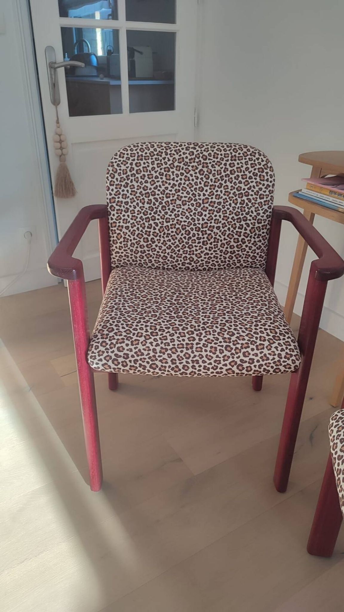 2 fauteuils léopard / bois massif bordeaux