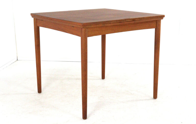 Compact Poul Hundevad for Hundevad & Co extendable dining table in teak