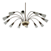 Grand lustre en laiton de style Sputnik italien des années 1950 avec verre satiné.