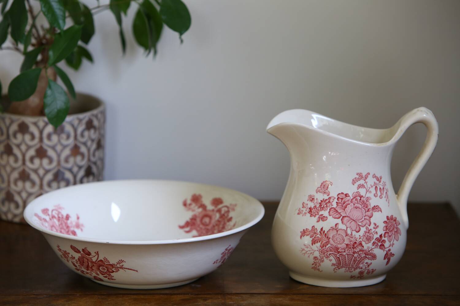Toilet set (pitcher and basin) in earthenware from the Crown Devon factory
