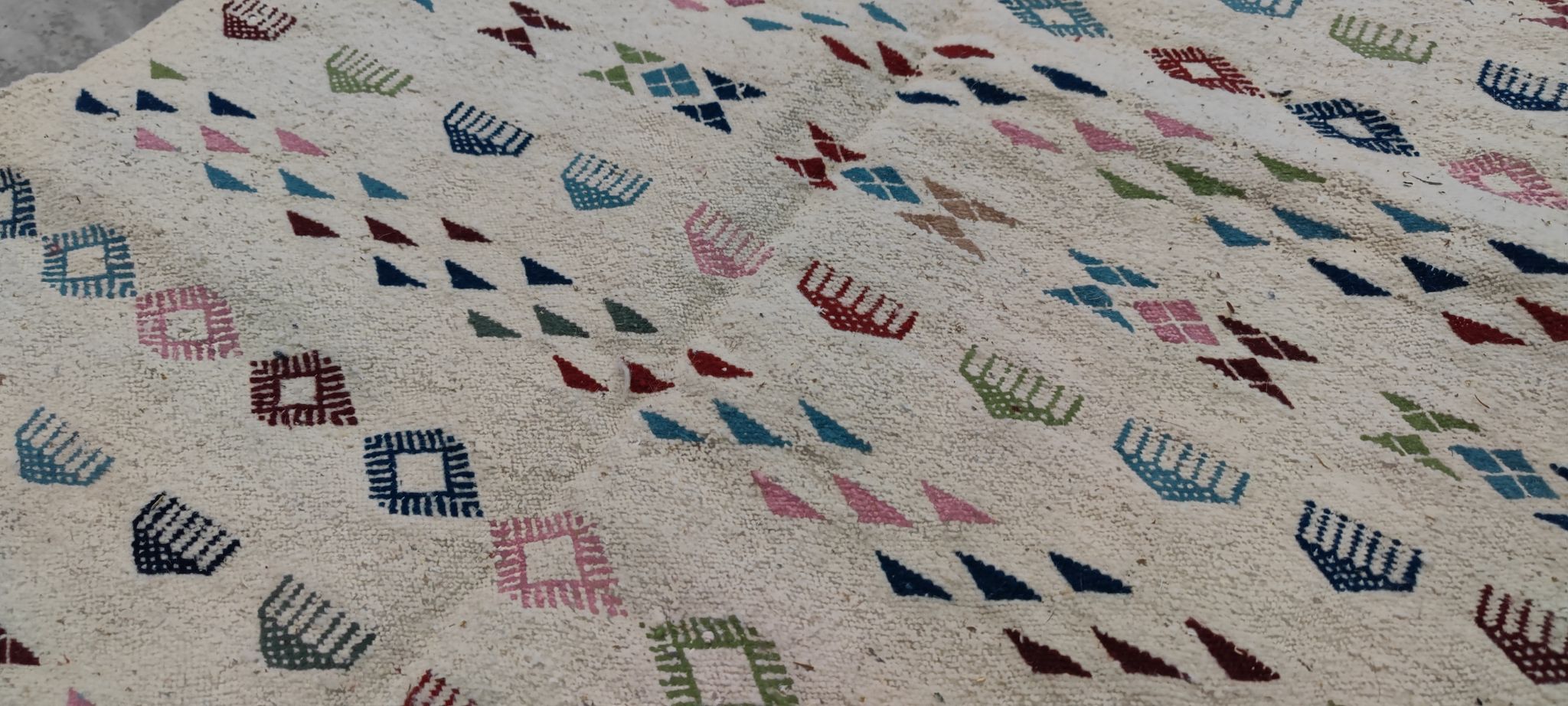 Tapis margoum blanc à motifs berbères multicolores