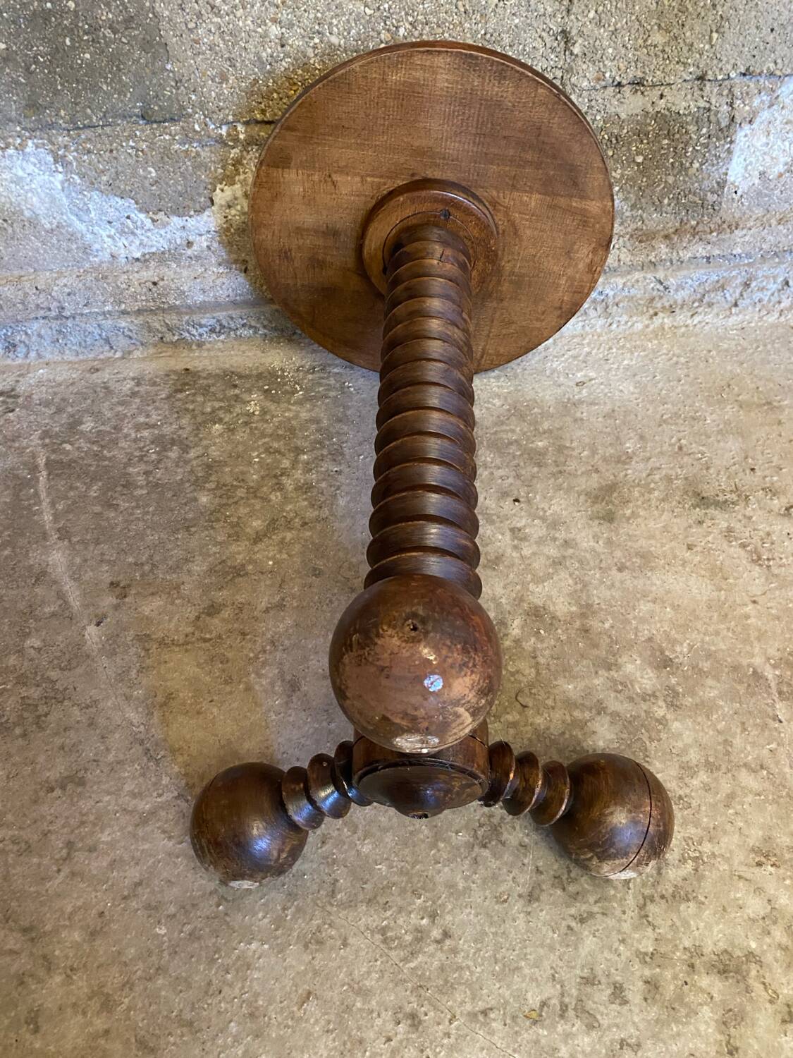 Sellette table appoint brutaliste bois tourné pieds tripodes