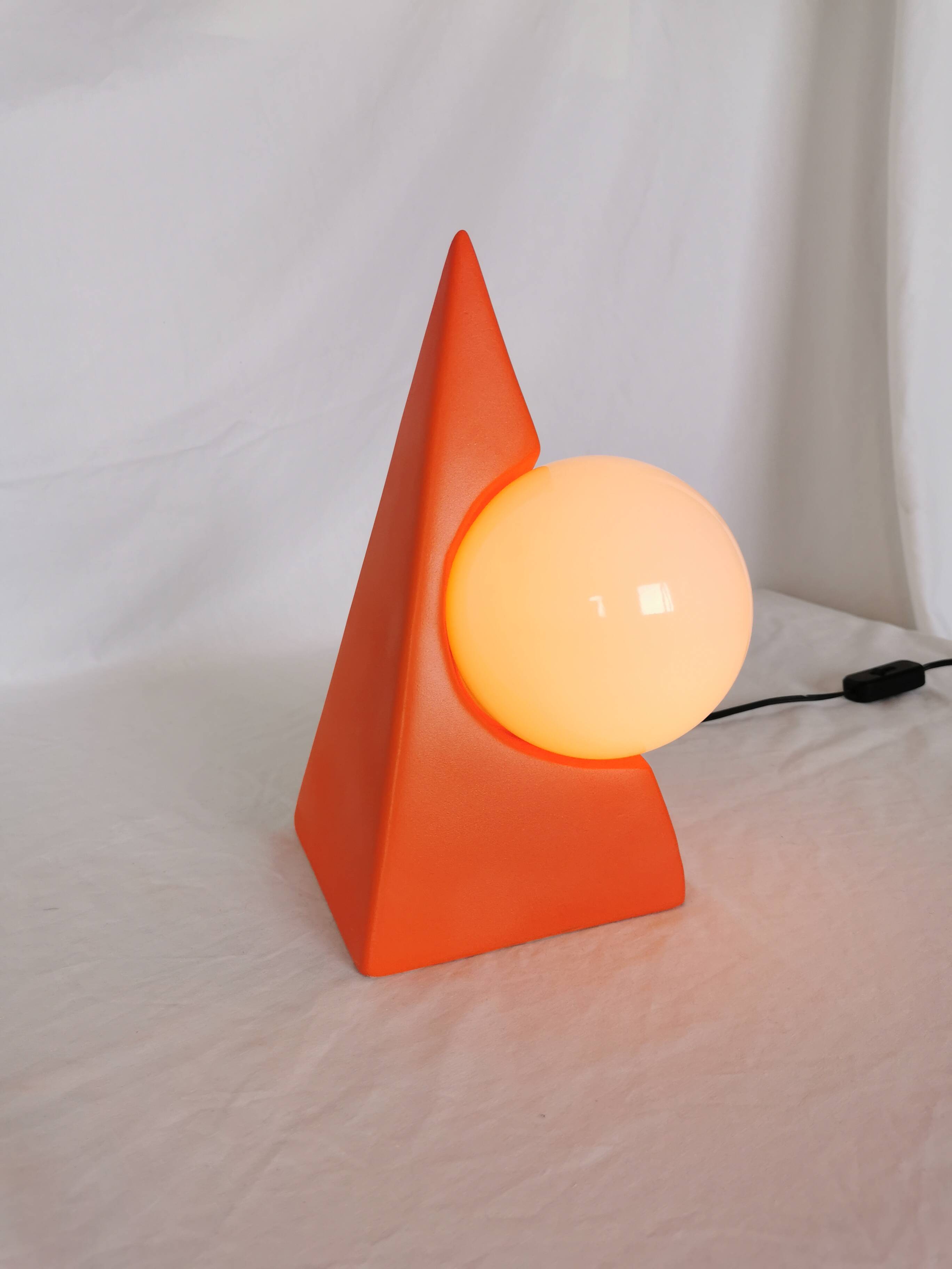 Lampe pyramide céramique, sphère en opaline, postmoderne, 1970.