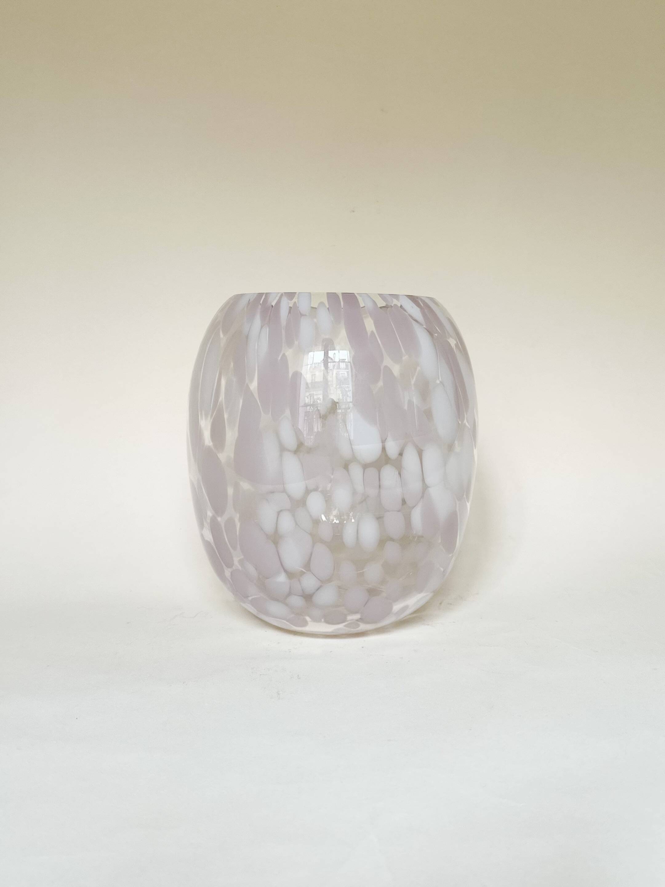 Vase en verre soufflé moucheté