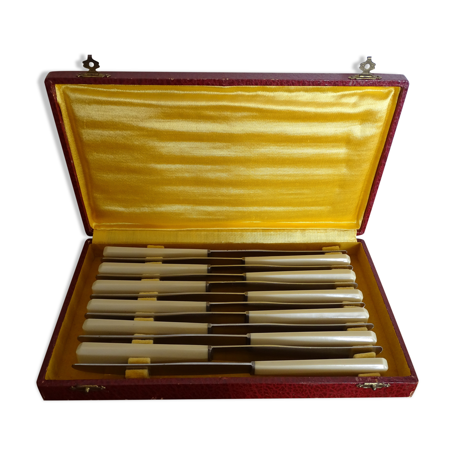 12 Art Deco knives 1930 bone or bakelite sleeves in case
