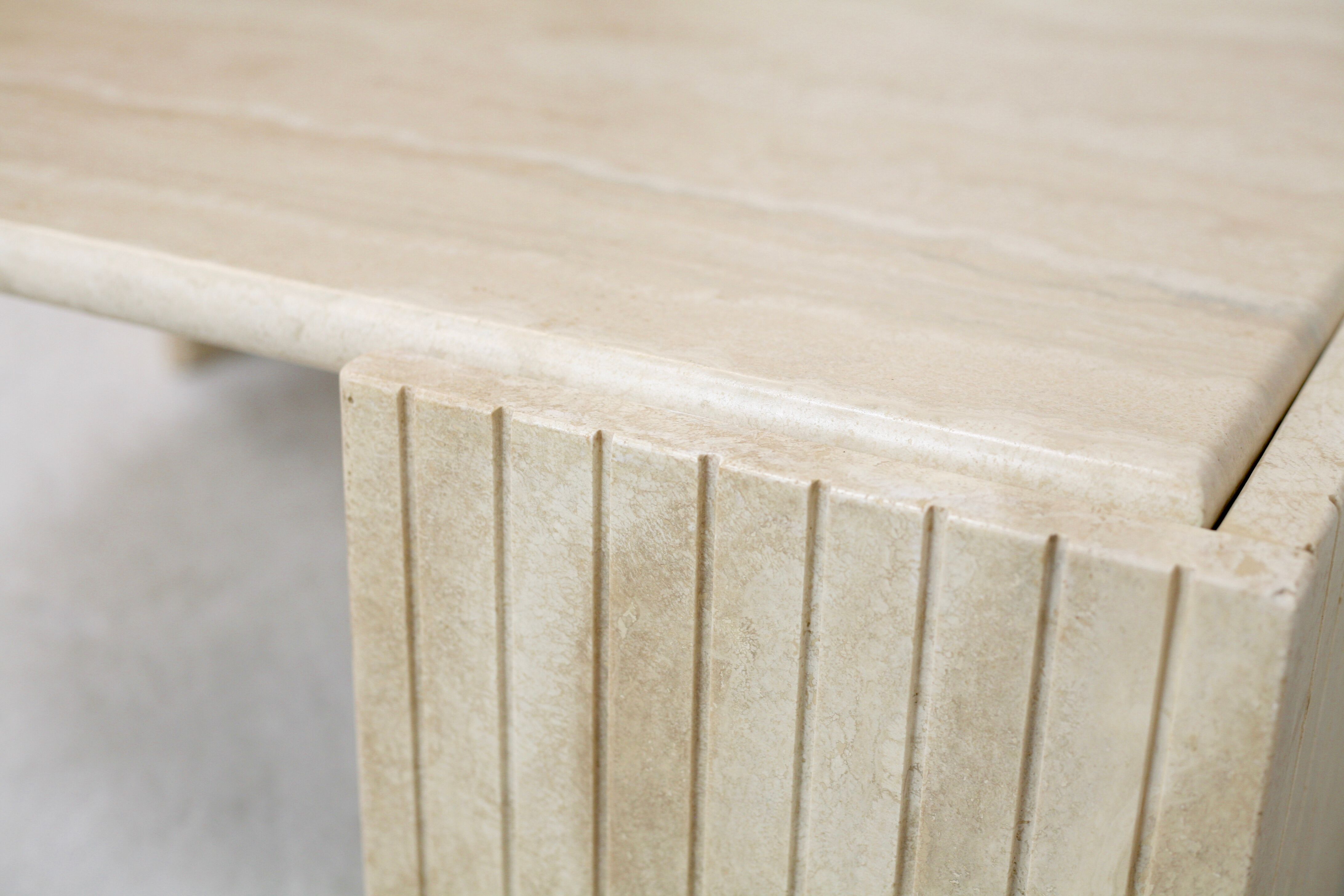 Table basse de forme courbe, travertin, France, circa 1970.