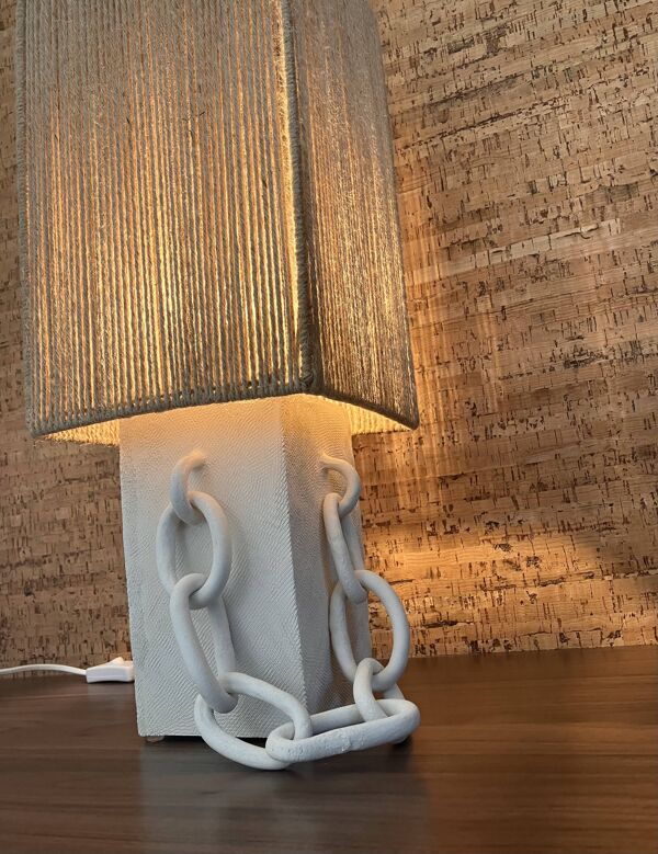 Lampe à poser en céramique avec chaîne décorative et abat jour cordage