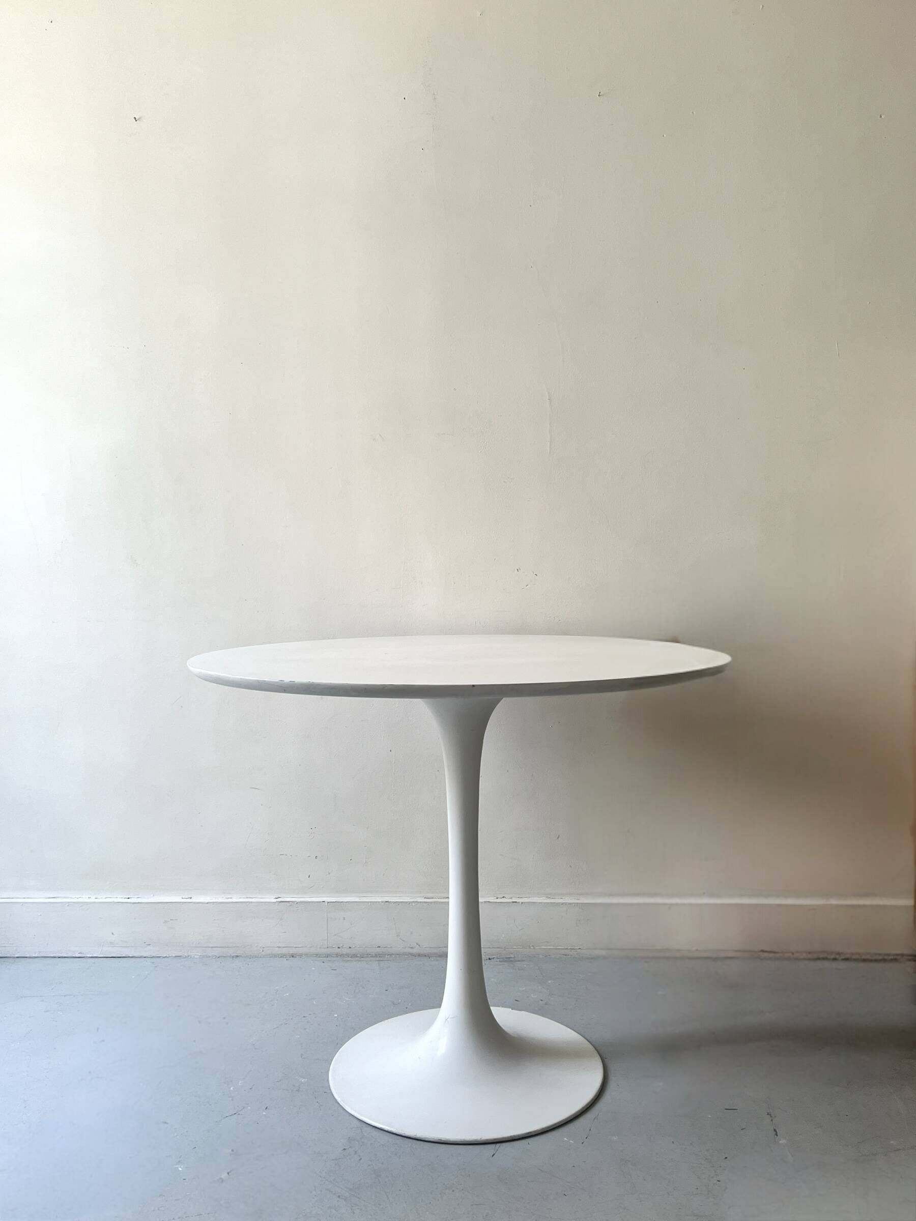 Tulip dining table by Saarinen, designed by Maurice Burke for Arkana, 1970 design.