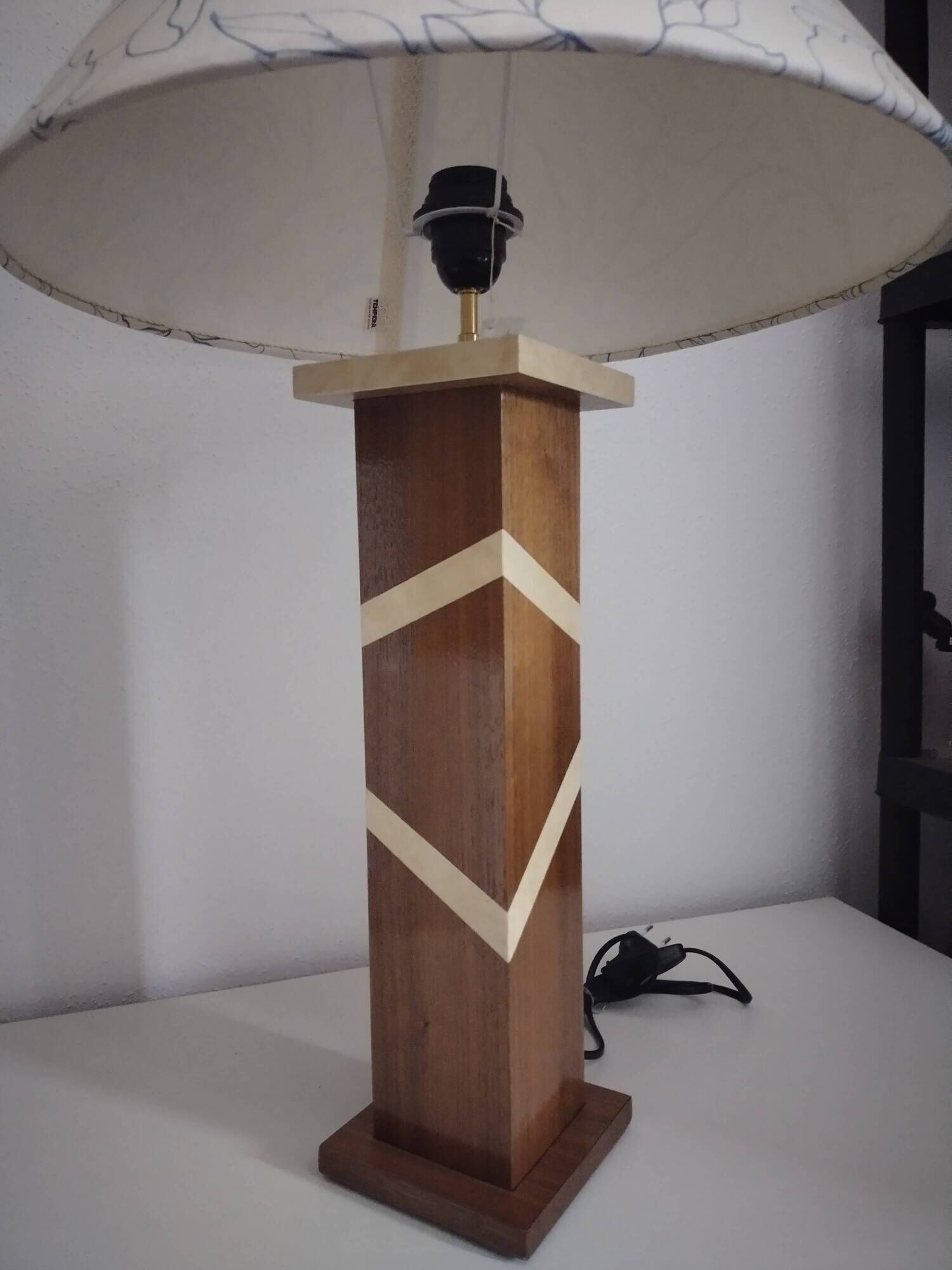 Accent lamp in American walnut veneer.