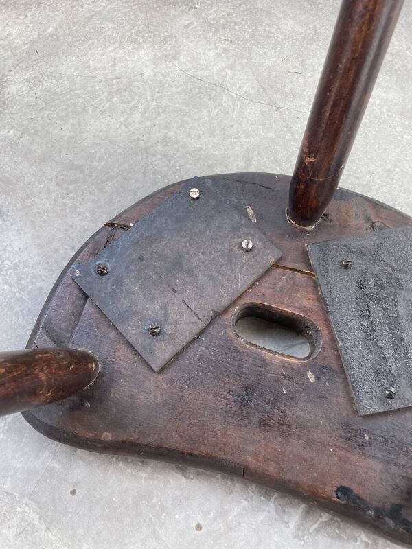 Tabouret tripode de berger chêne brutaliste