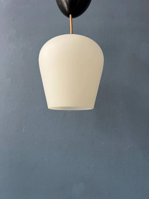 Petite lampe suspendue en verre opalin de style milieu du siècle, en forme de tulipe inversée