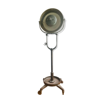 Surgical floor lamp for operating room
