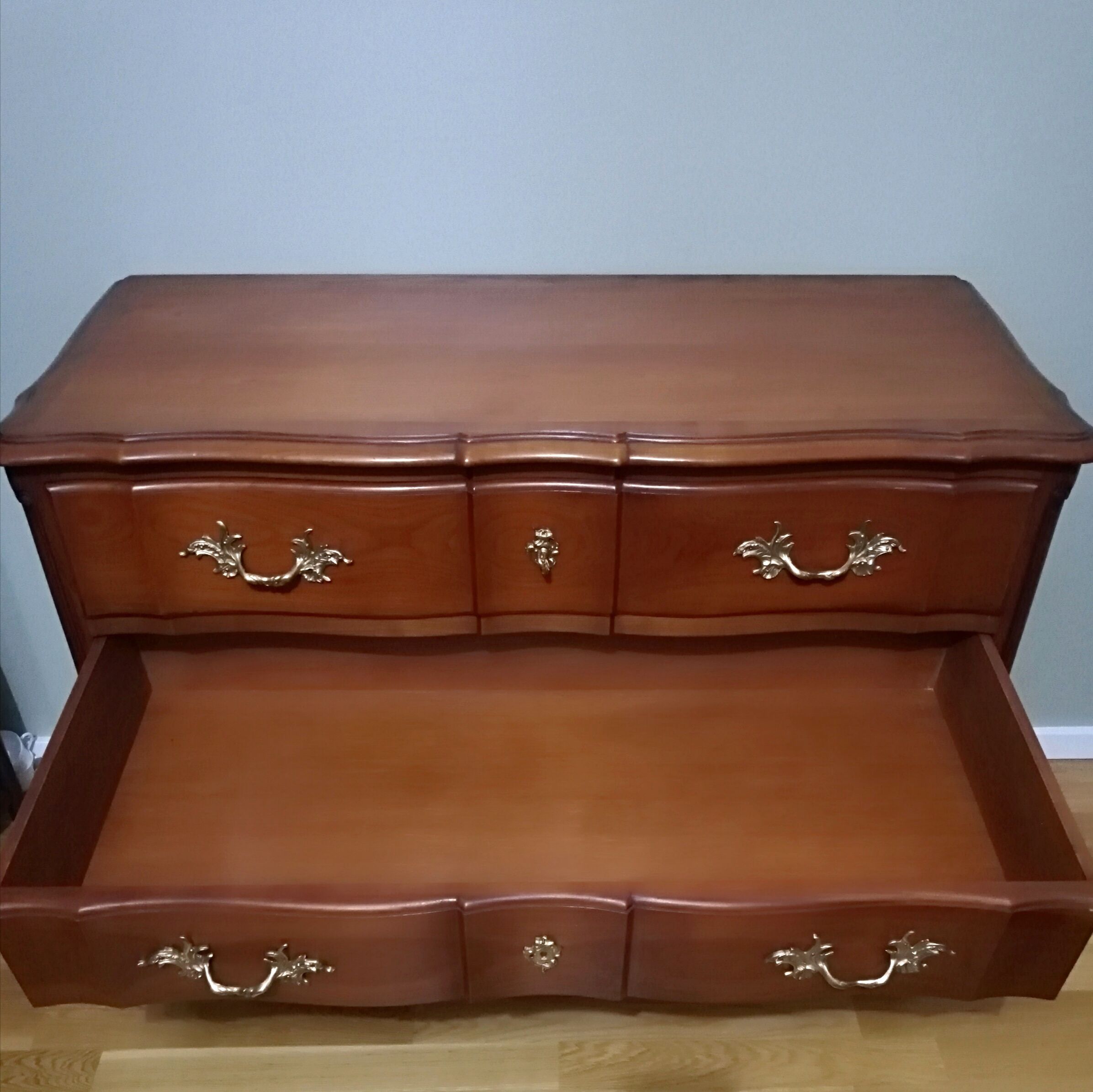 Commode arbalète trois tiroirs en merisier