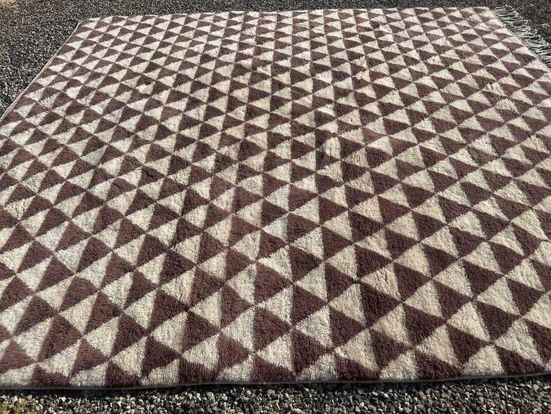 Very large Moroccan Berber rug in cream and burgundy 450x300 cm with a triangular pattern.
