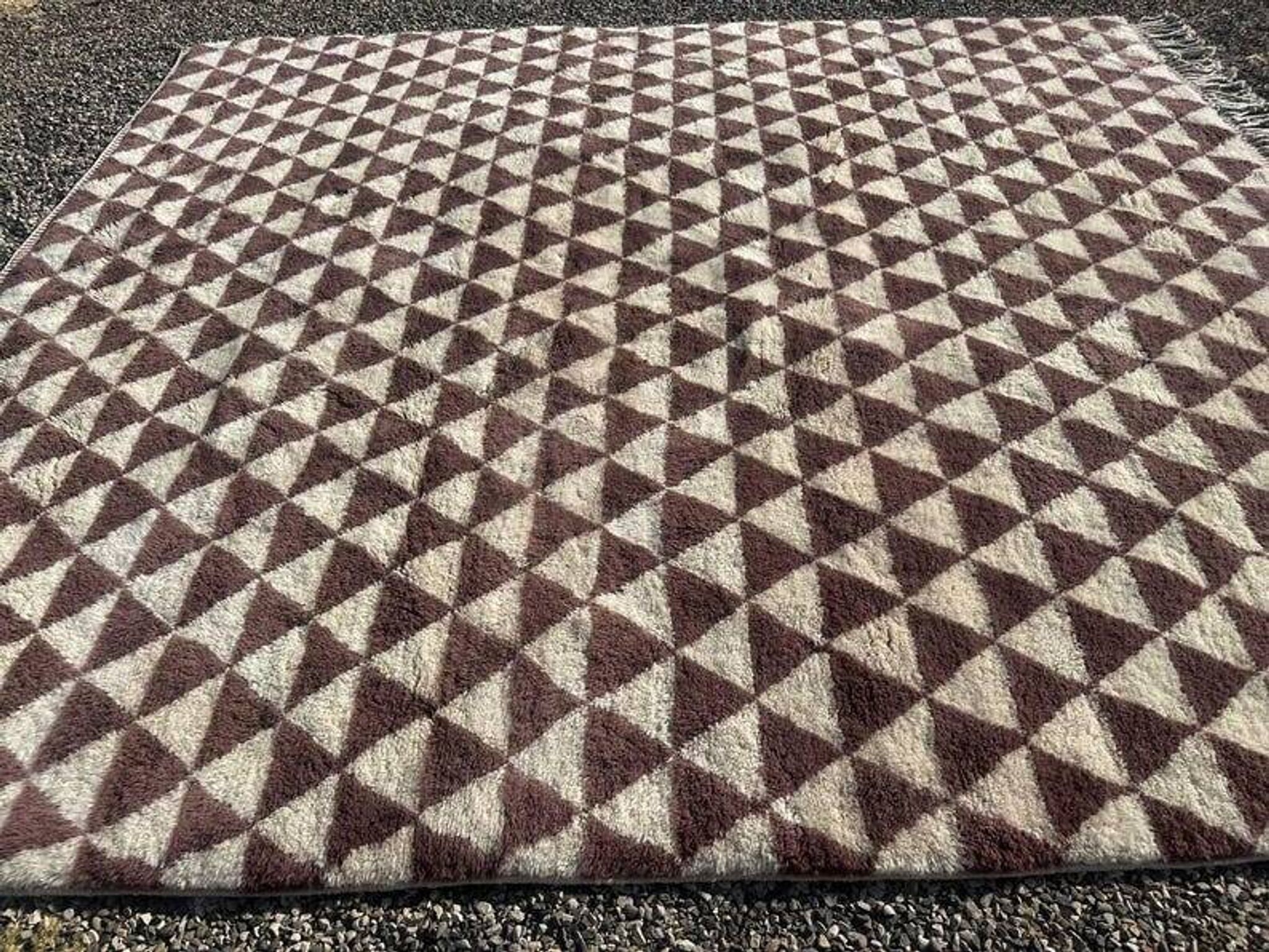 Très grand tapis berbère marocain écru et bordeaux 450x300 cm motif triangl