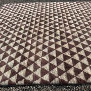 Très grand tapis berbère marocain écru et bordeaux 450x300 cm motif triangl