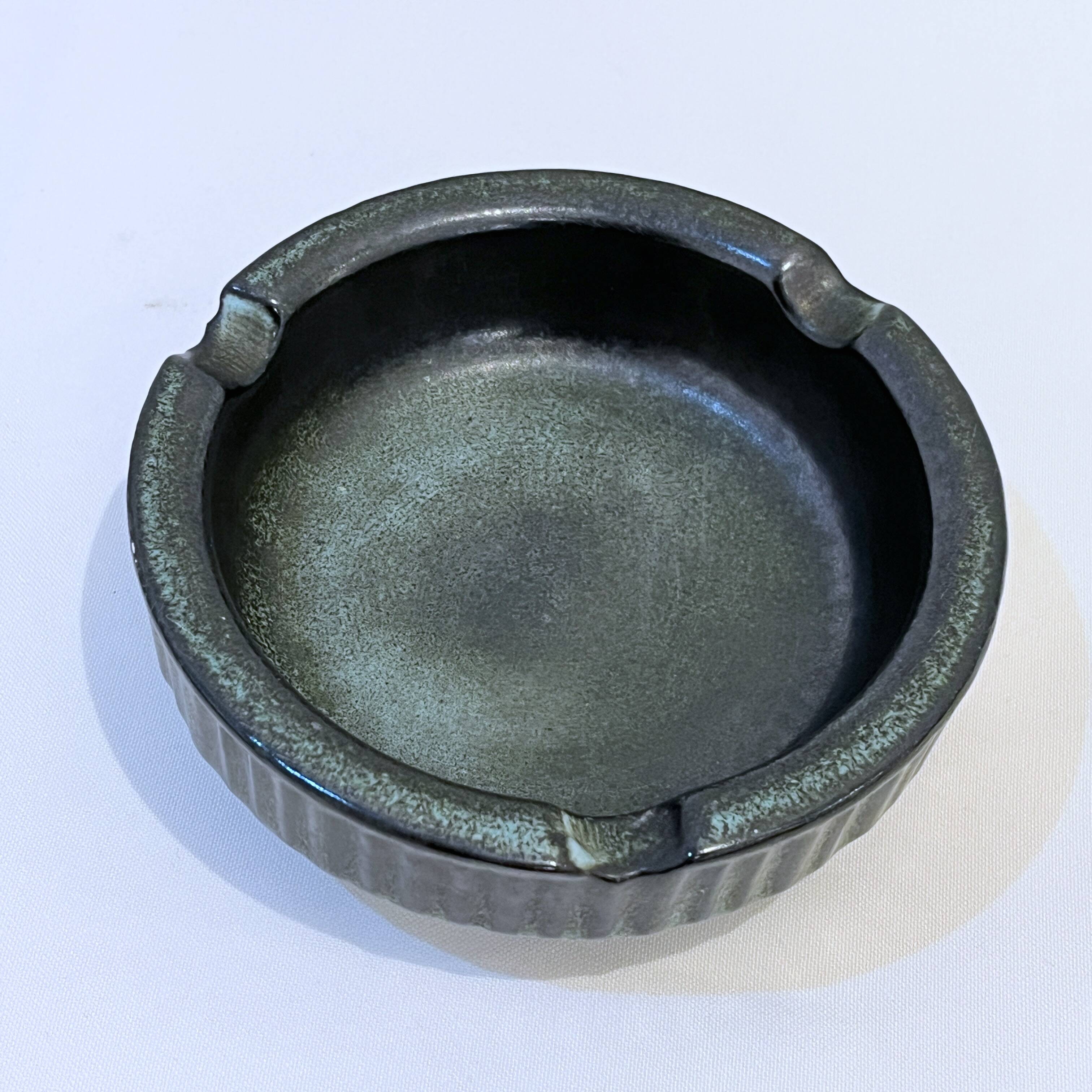Cendrier brutaliste en céramique grès vert foncé  1950 West Germany vintage