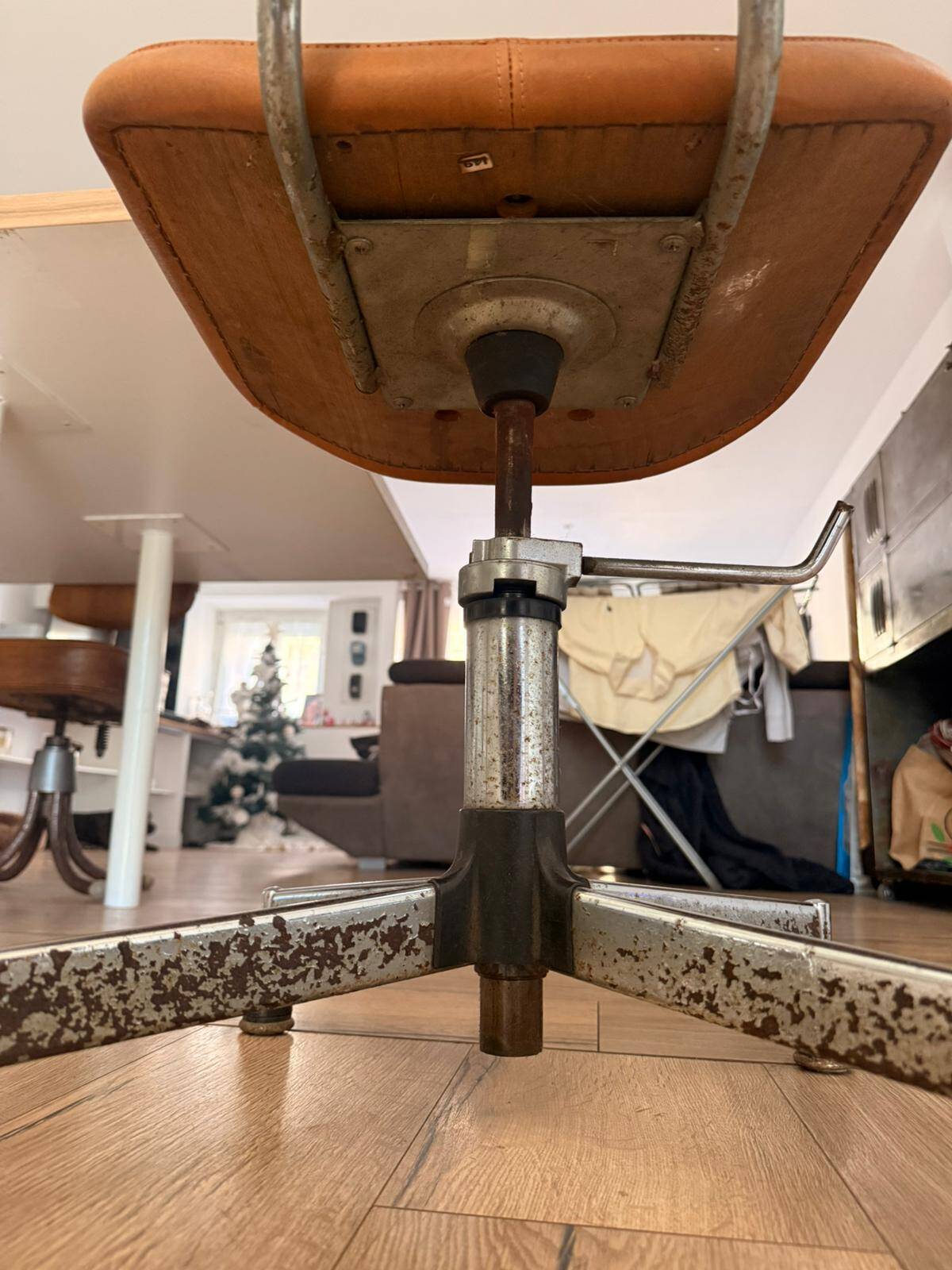 Chaise bienaise en métal et cuir