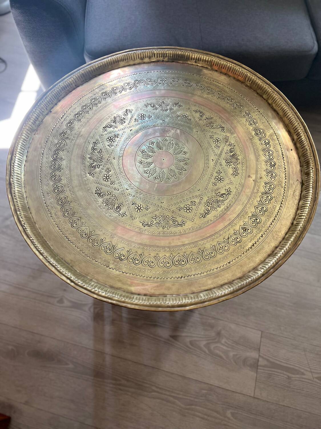 Table basse marocaine en laiton gravé et bois sculpté