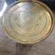 Table basse marocaine en laiton gravé et bois sculpté
