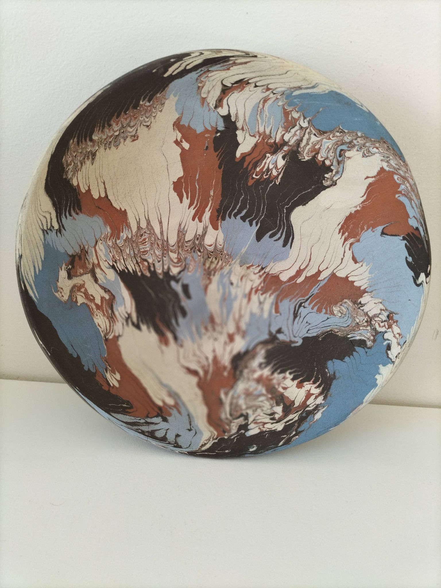 Coupe en terre mêlée d'Apt – Signée Bernard – Décor marbré polychrome