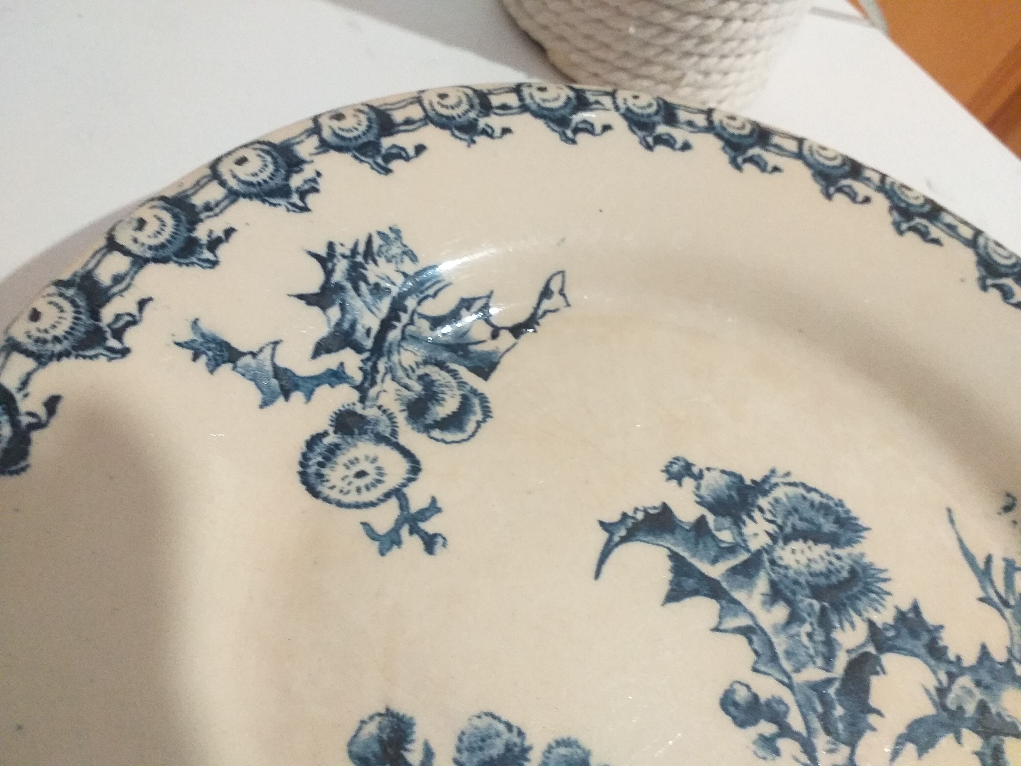 Flat plate in Gien porcelain model Chardons
