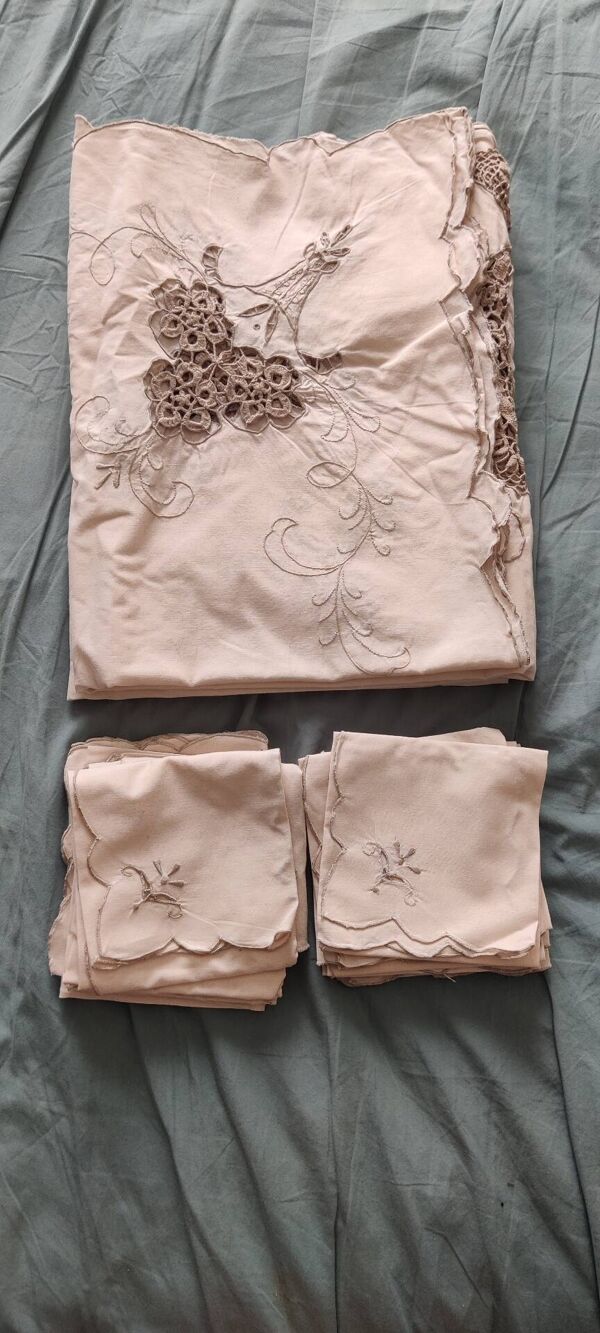 Nappe brodée et ses 12 serviettes