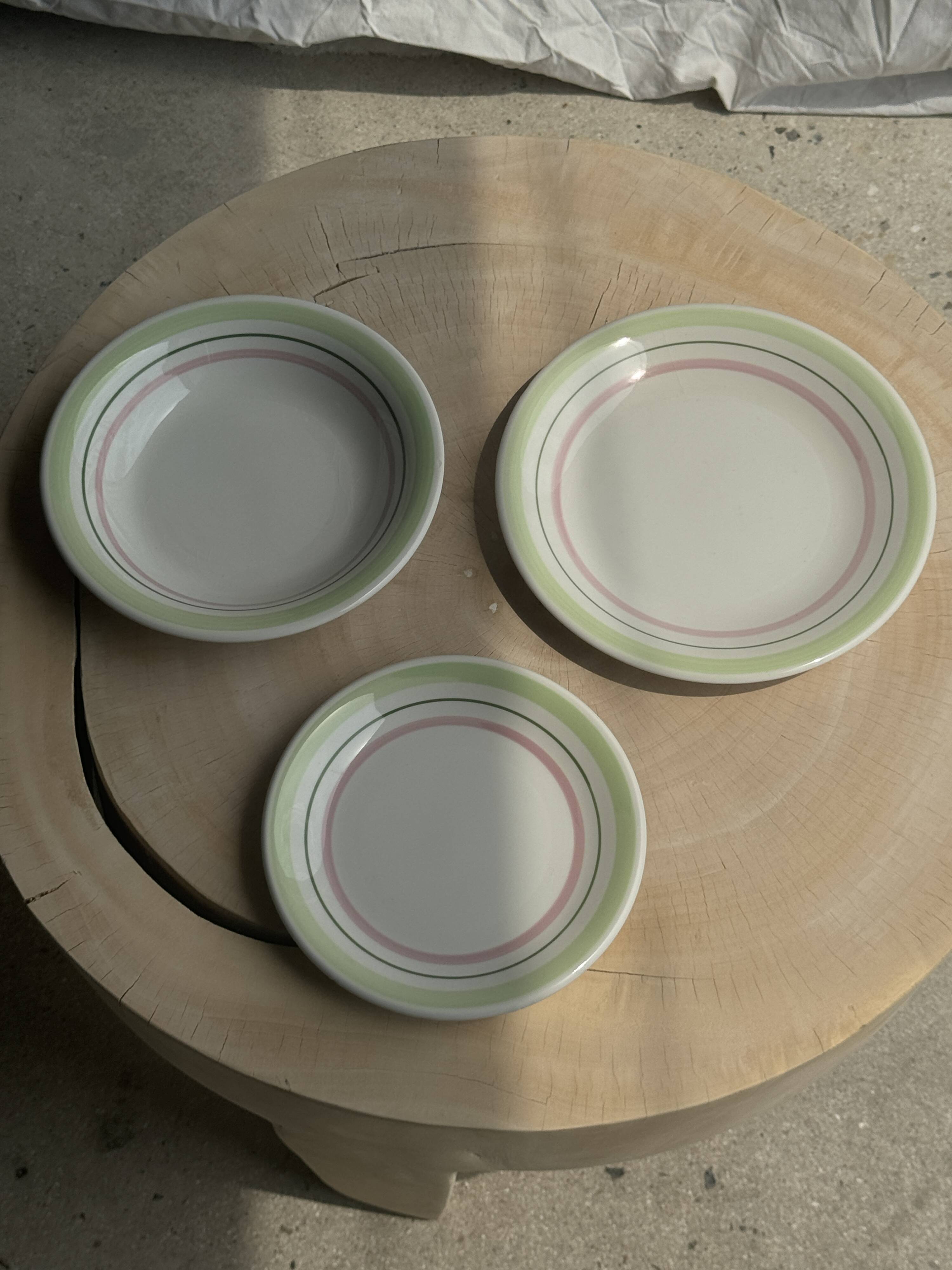 Set of 12 green and pink Italian plates