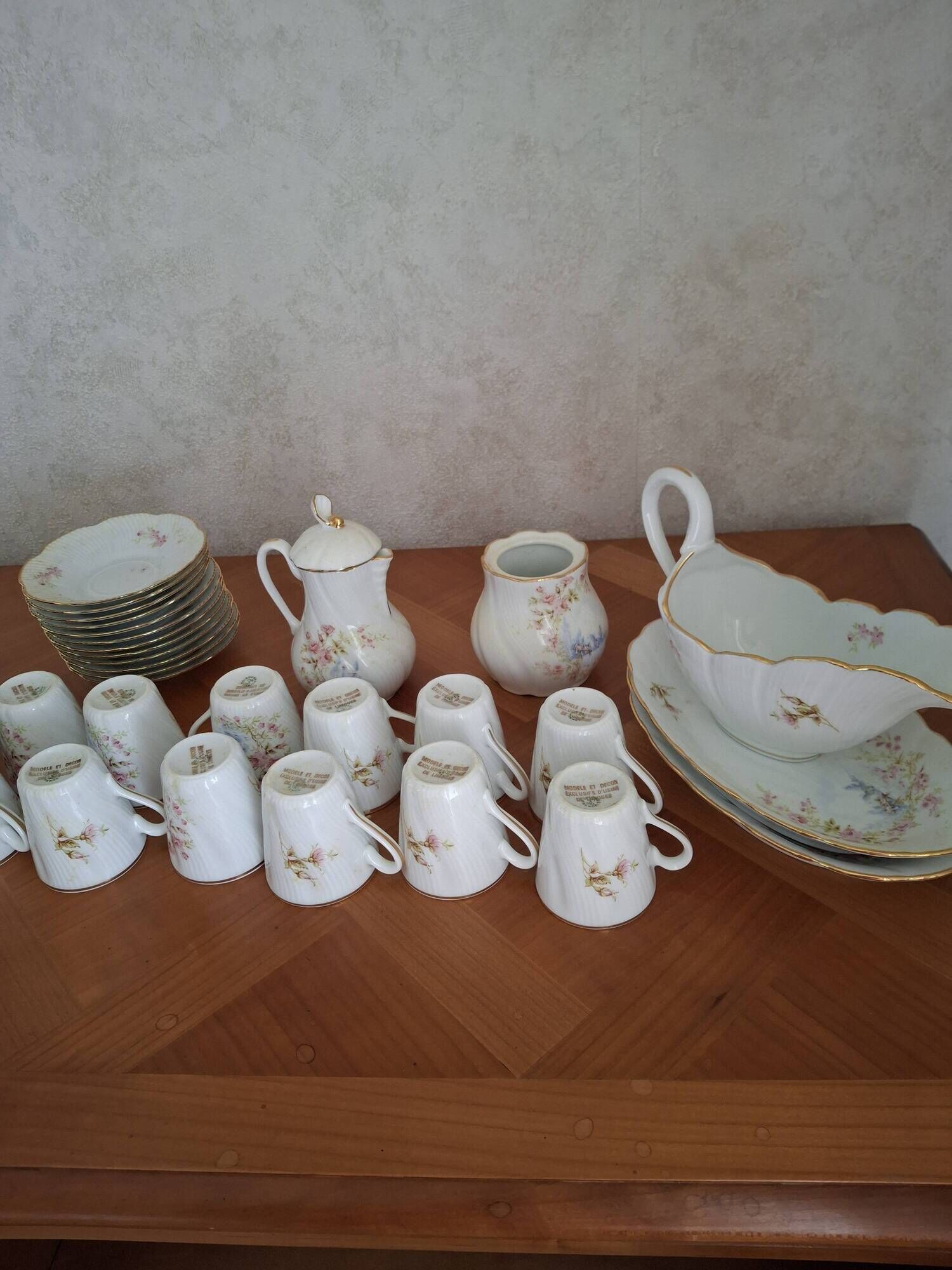 Complete porcelain dinner service
