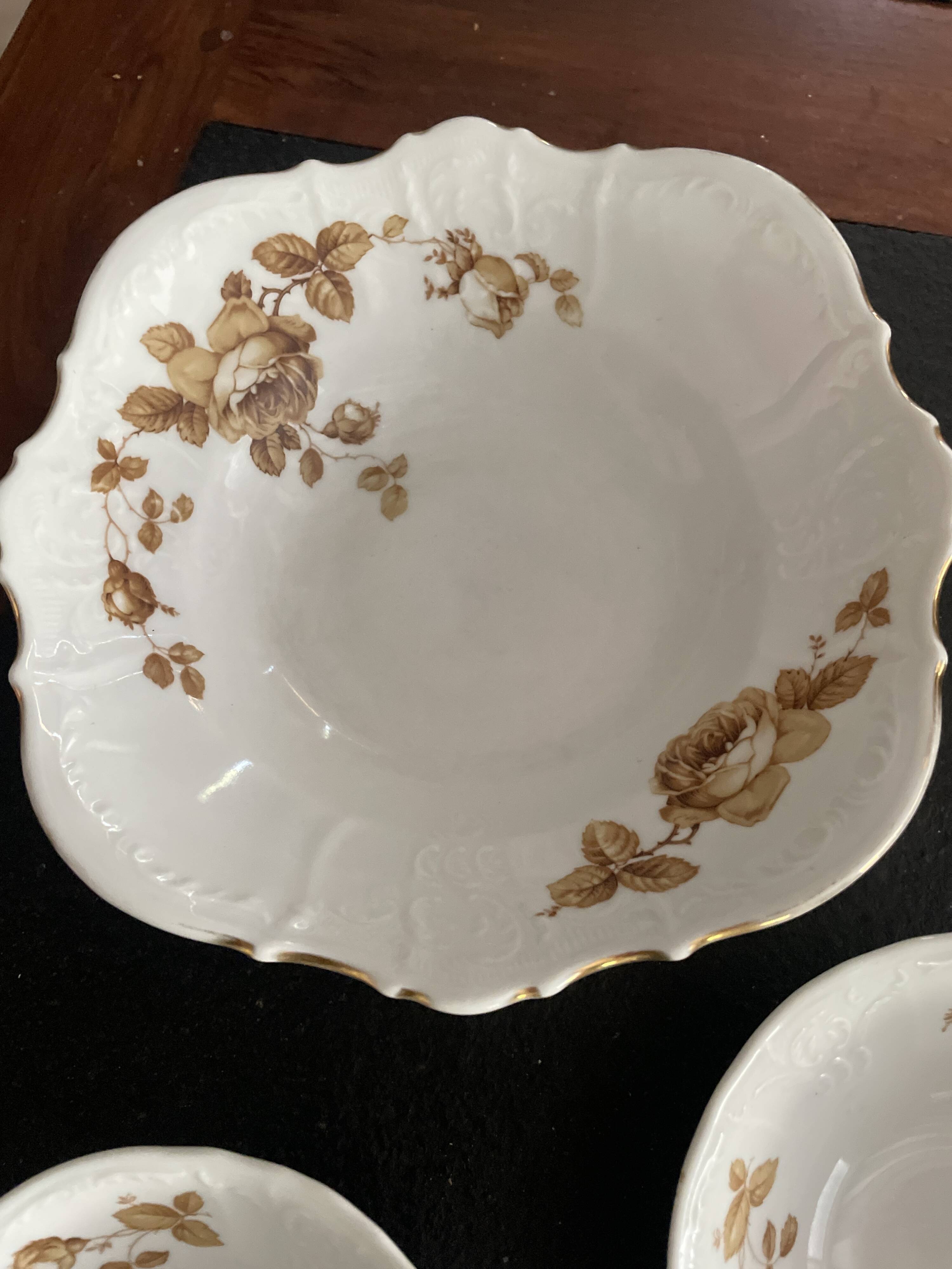 Saladier et coupelles  motif de  roses