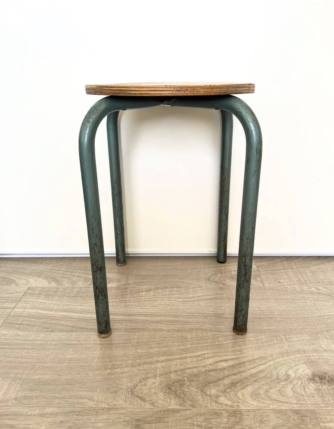 Wooden stool with metal tubes