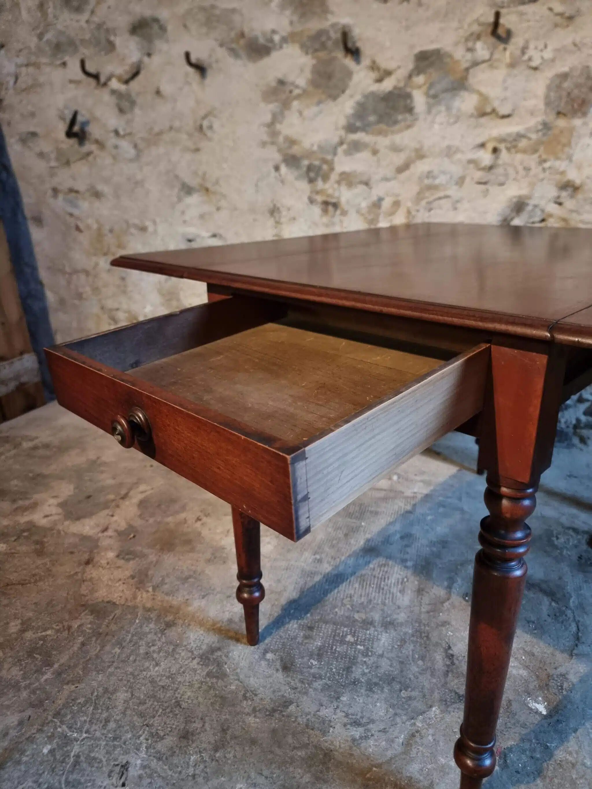 Antique English drop-leaf table in mahogany, late 19th century.