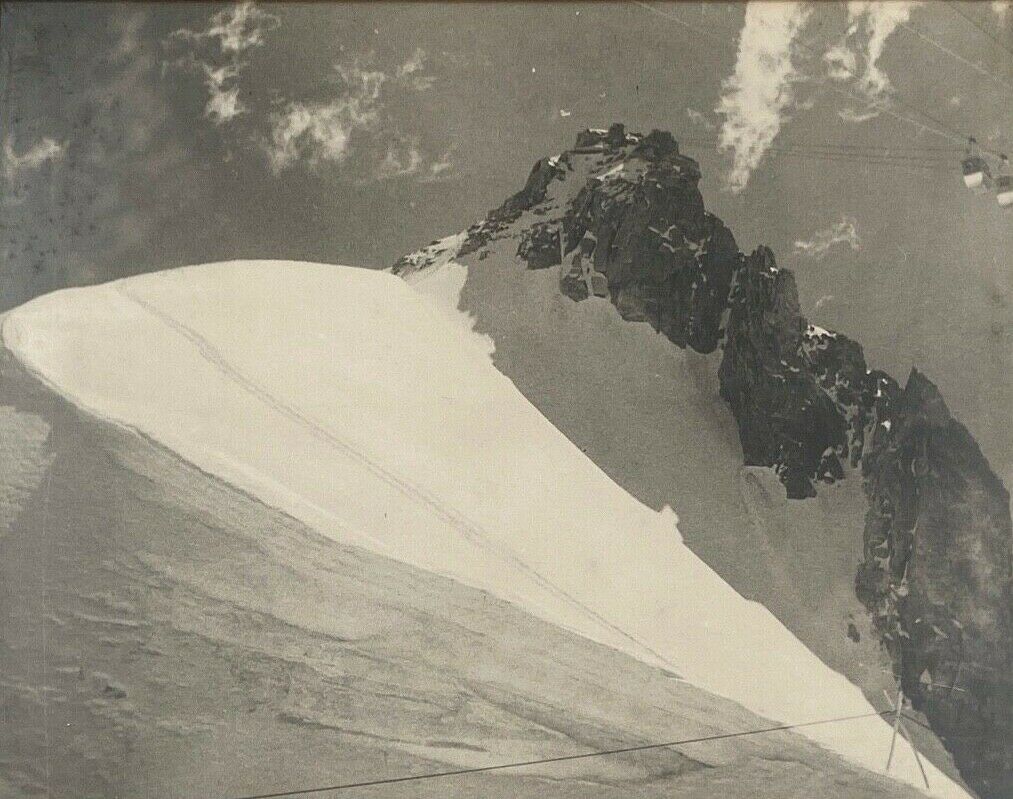 Photo ancienne en noir et blanc montagne artistique dans cadre dore