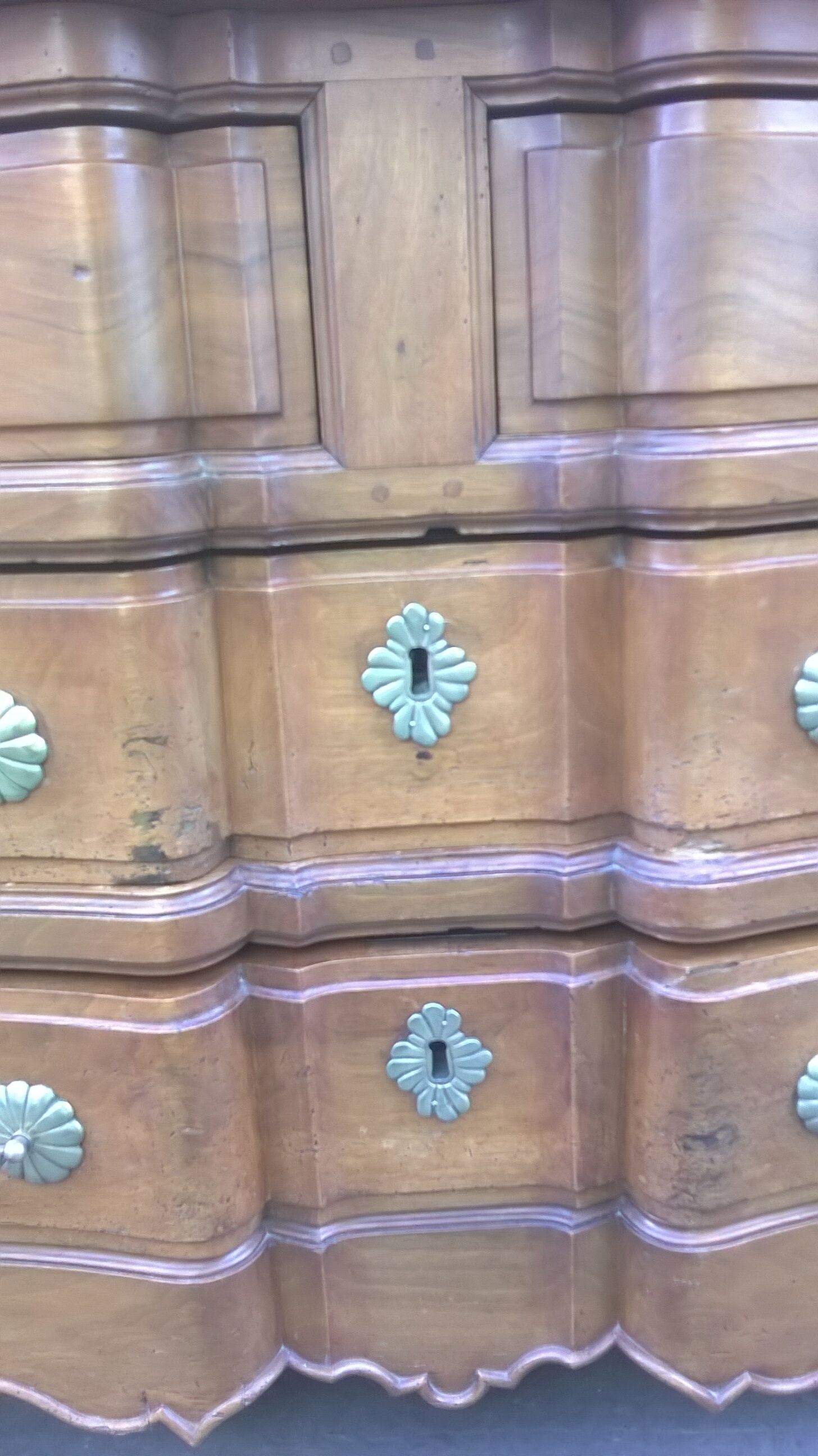 Commode arbalète en noyer XVlle, Louis XV