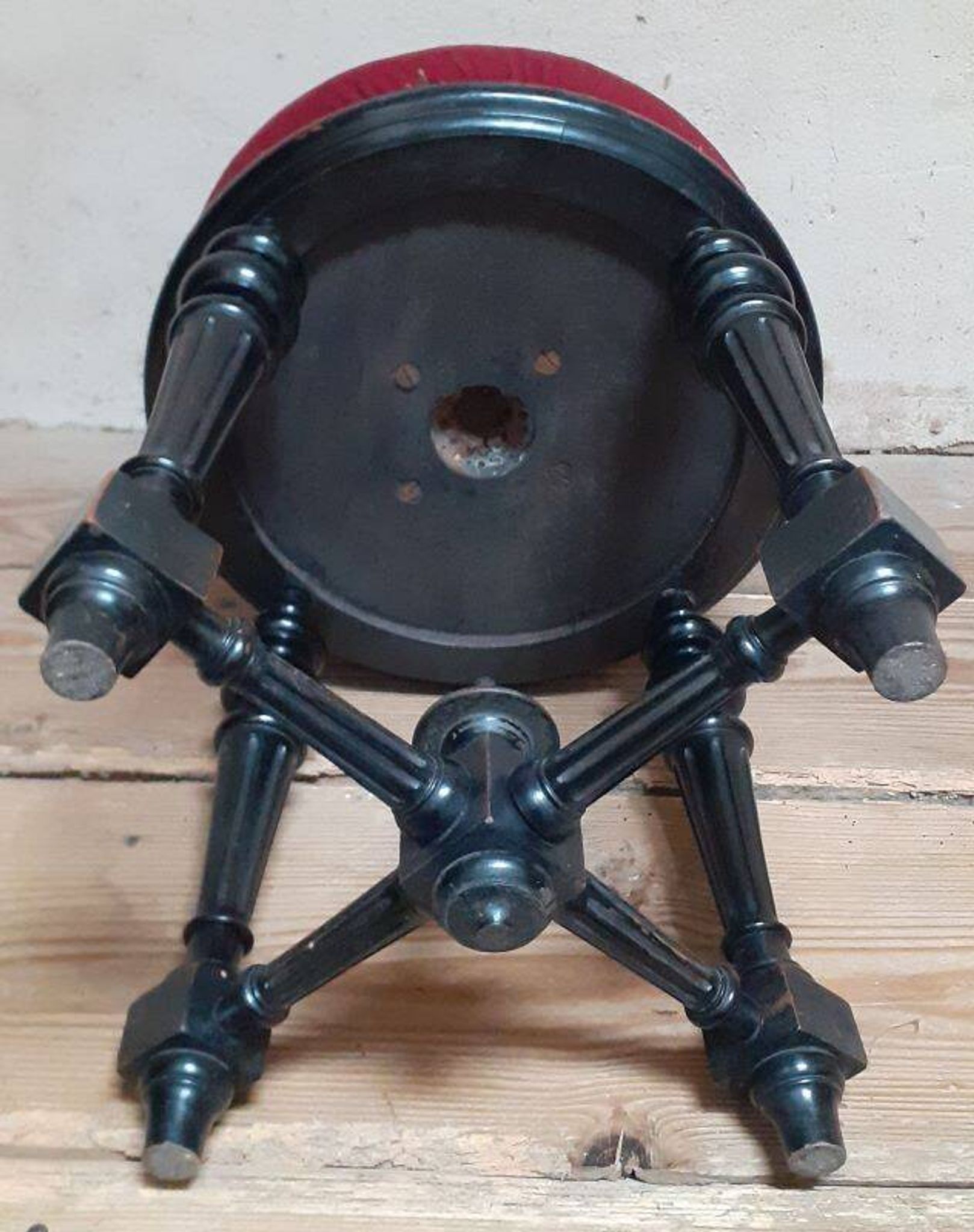 Napoleon III piano stool without its screw