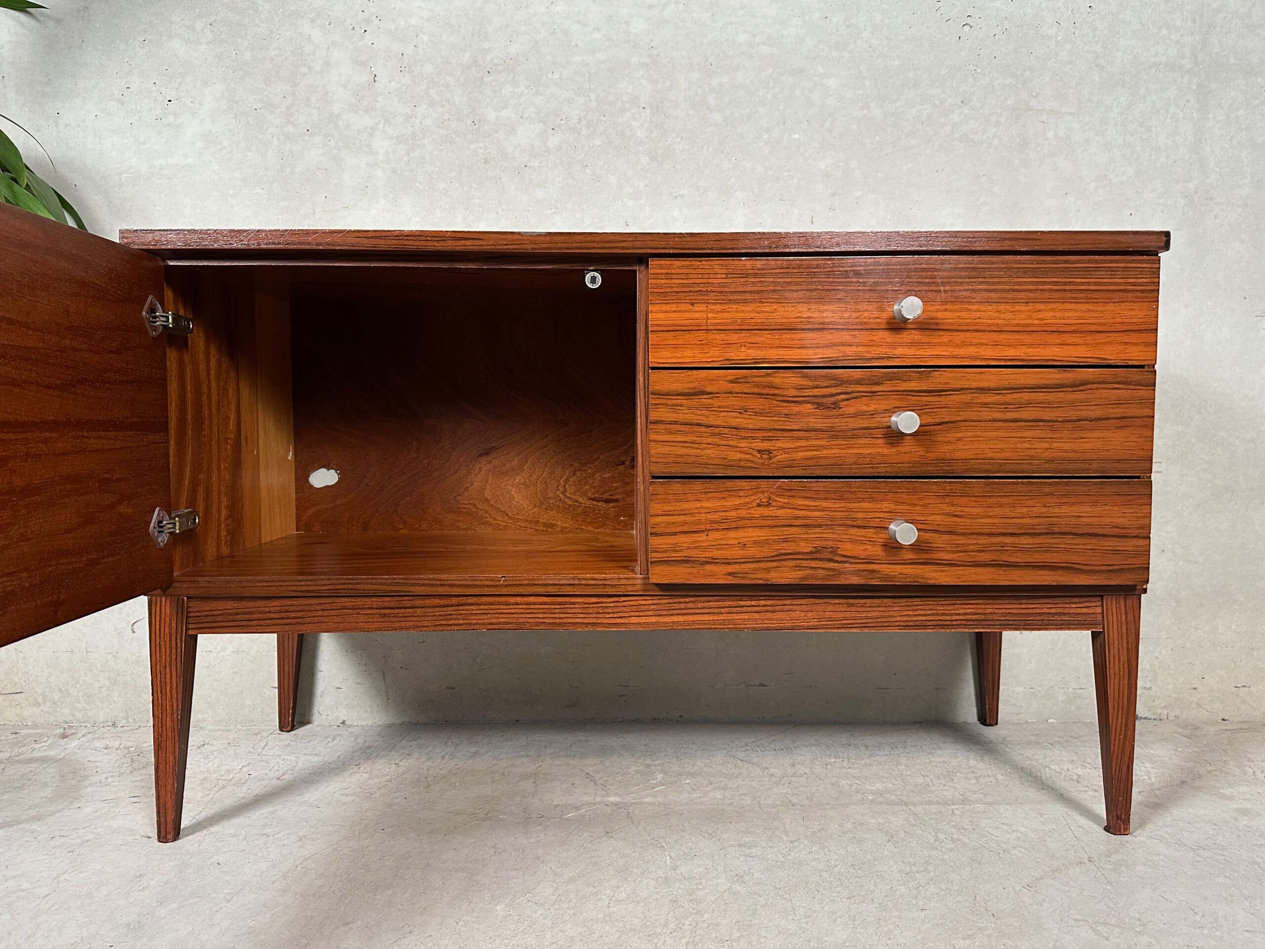 Buffet en noyer de style mid-century moderne
