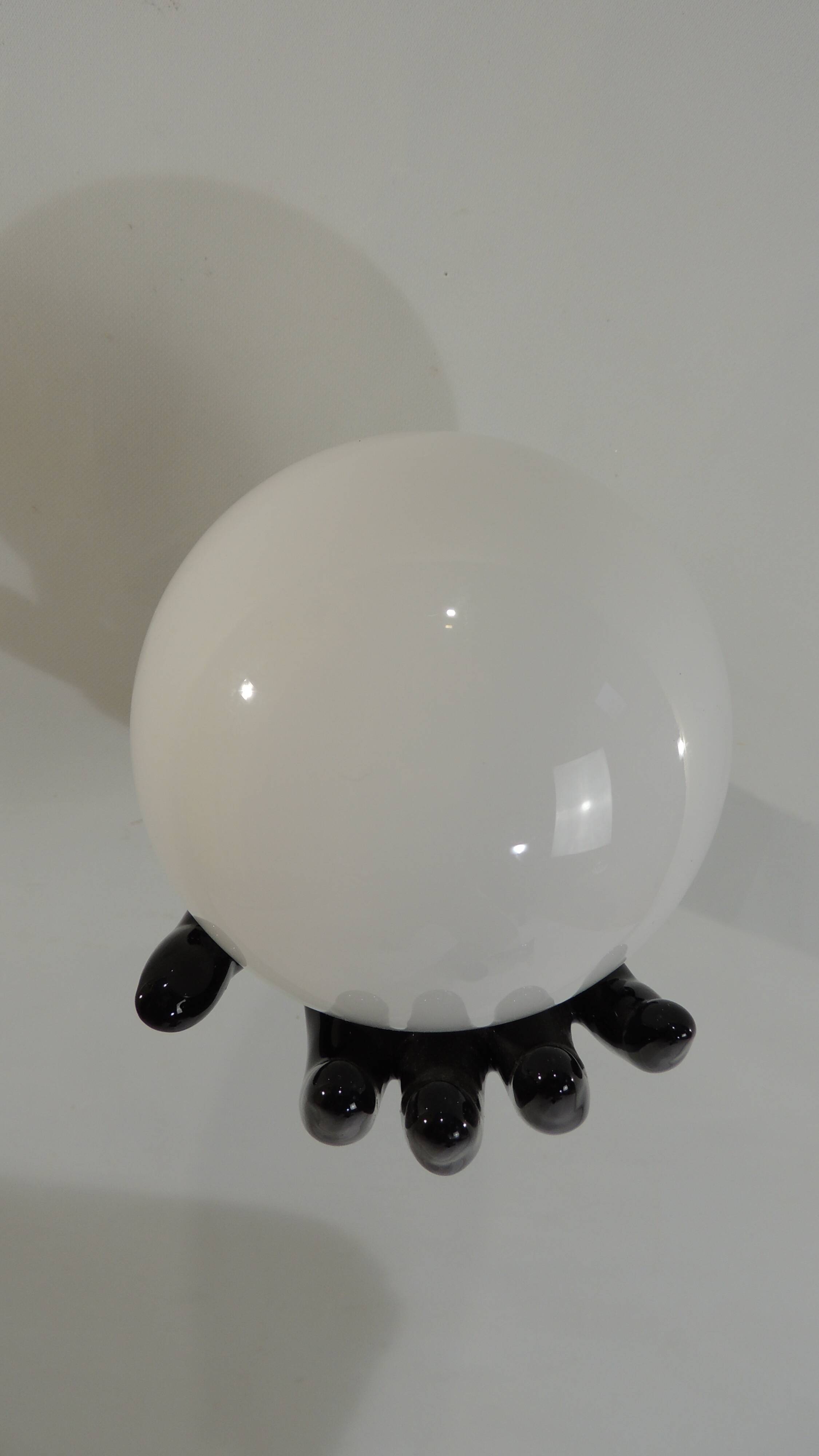 Paire d’appliques mains noires tenant un globe en opaline, années 70